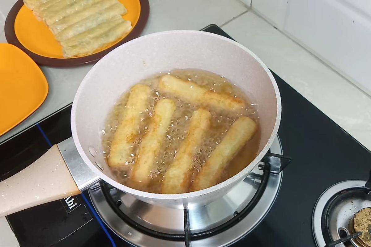 ilustrasi menggoreng kani roll