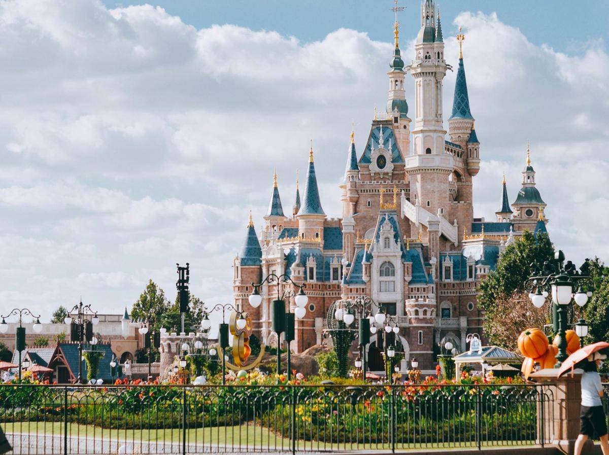 Disneyland Shanghai (unsplash.com/Erin With)