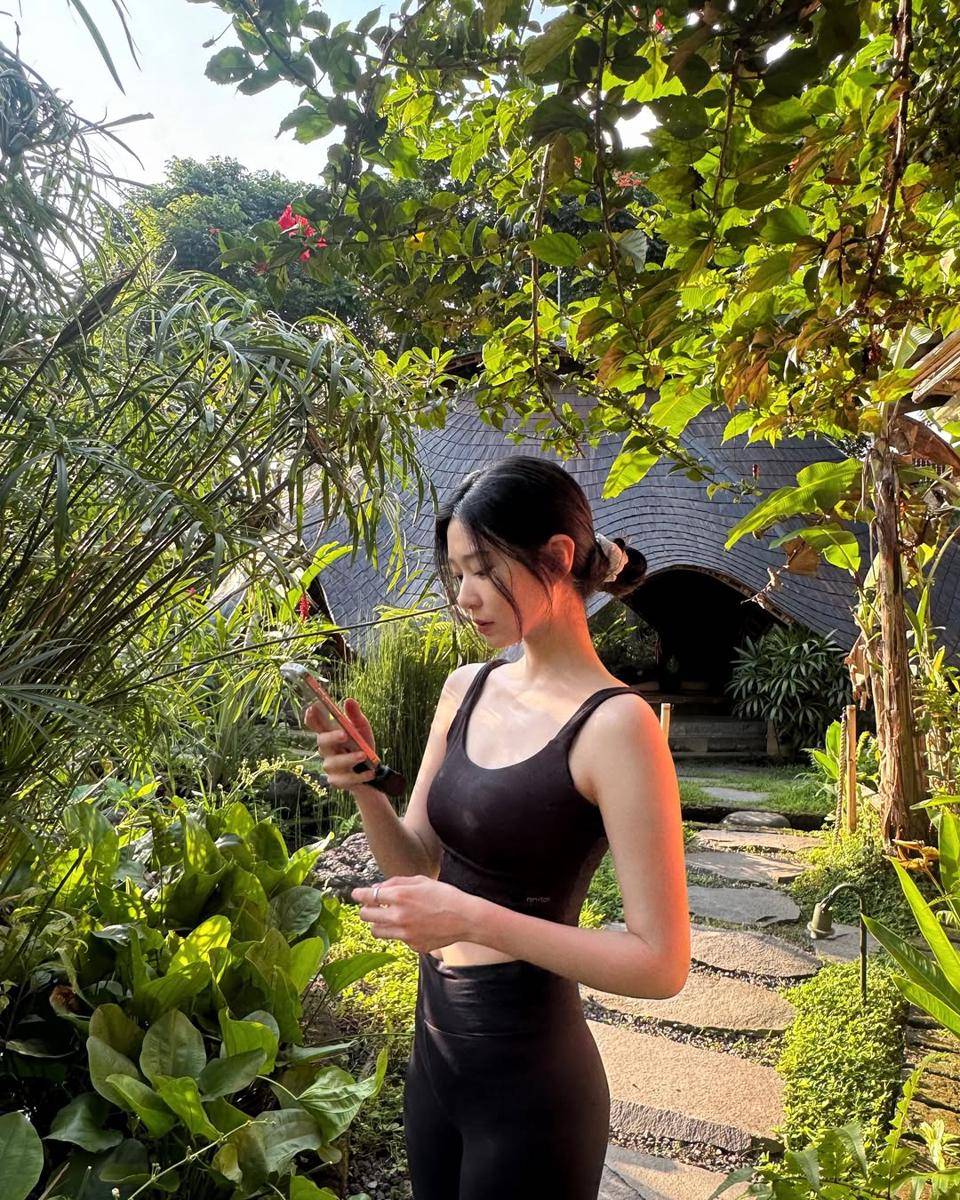 Kim Min Ju (instagram.com/minn.__.ju)