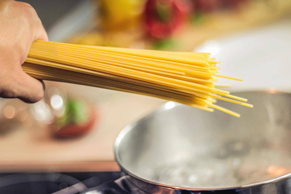 ilustrasi membuat spicy beef yakisoba (pixabay.com/JESHOOTS-com)