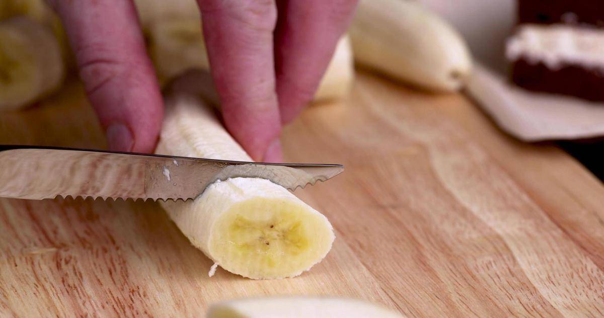ilustrasi memotong pisang