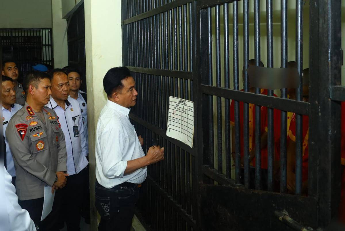 Menteri Koordinator Bidang Hukum, HAM, Imigrasi dan Pemasyarakatan, Yuzril Ihsa Mahendra saat mengunjungi tersangka kerusuhan di Makassar yang ditahan di Polda Sulsel, Rabu (10/9/2025). Istimewa