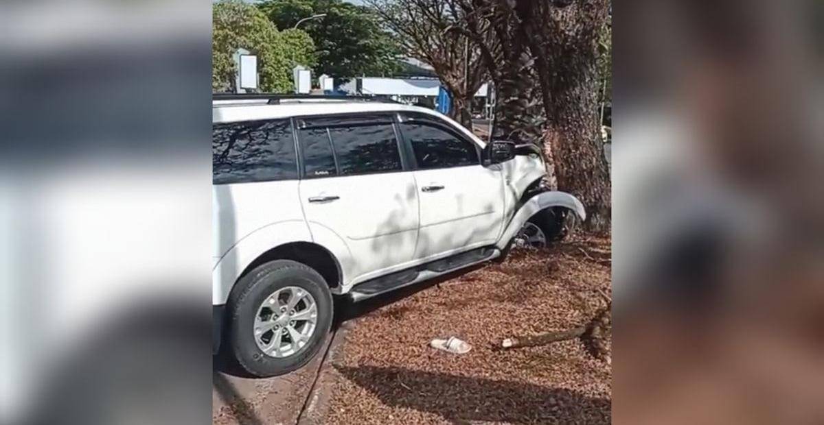 Sebuah mobil Mitsubishi Pajero menabrak pohon/Istimewa