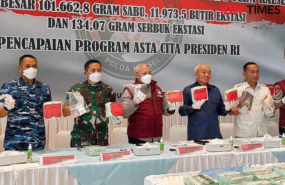 Polda Kalsel memusnahkan barbuk narkoba 101 Kg sabu dan belasan ribu butir ekstasi, di lobi Mapolda Kalsel, di Banjarbaru, Kamis (11/9/2025). Kegiatan ini juga diikuti bersama gubernur dan forkopimda. (Hendra Lianor/IDN Times)