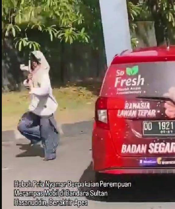 Tangkapan layar seorang pria di Makassar mengenakan kerudung saat membawa kabur mobil milik orang lain/Istimewa