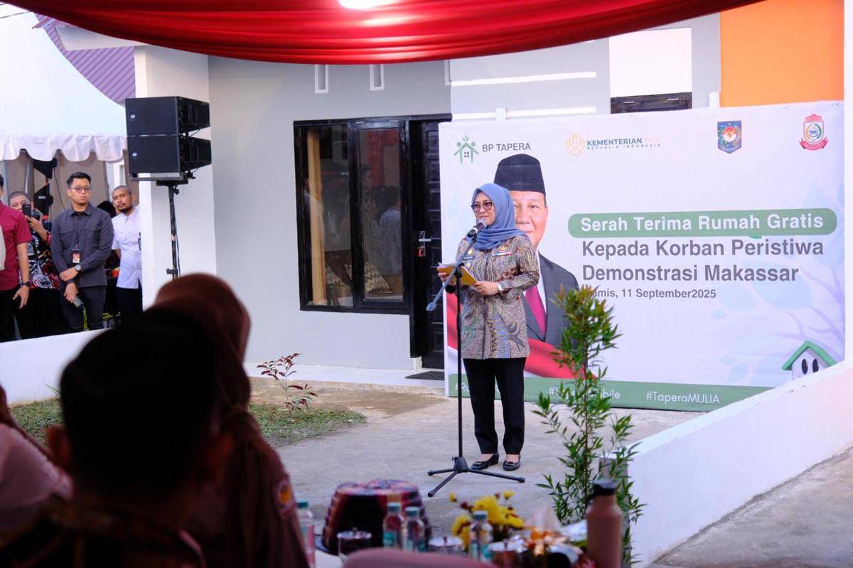 Bupati Gowa Husniah Talenrang memberi sambutan di sela penyerahan rumah kepada keluarga korban demonstrasi Makassar di Perumahan Grand Sulawesi, Kecamatan Bontomarannu, Gowa, Kamis (11/9/2025). (Dok. Humas Pemkab Gowa)