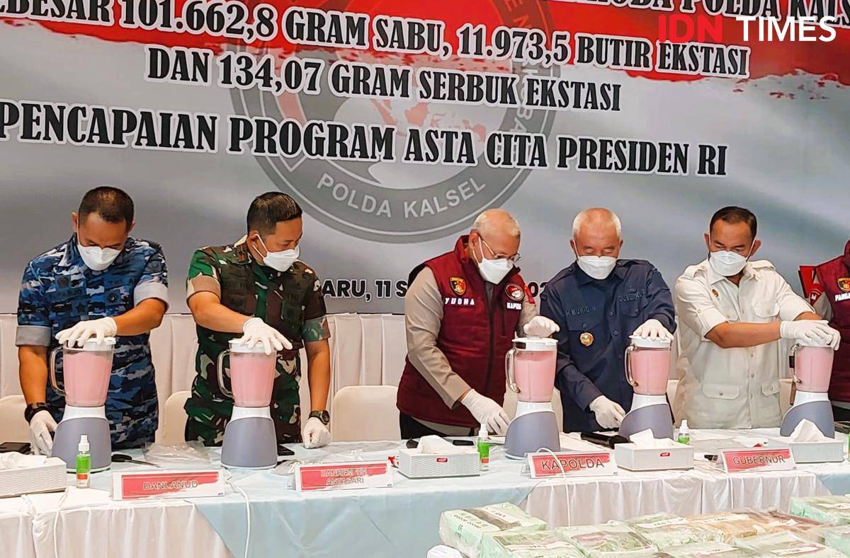 Polda Kalsel memusnahkan barbuk narkoba 101 Kg sabu dan belasan ribu butir ekstasi, di lobi Mapolda Kalsel, di Banjarbaru, Kamis (11/9/2025). Kegiatan ini juga diikuti bersama gubernur dan forkopimda. (Hendra Lianor/IDN Times)