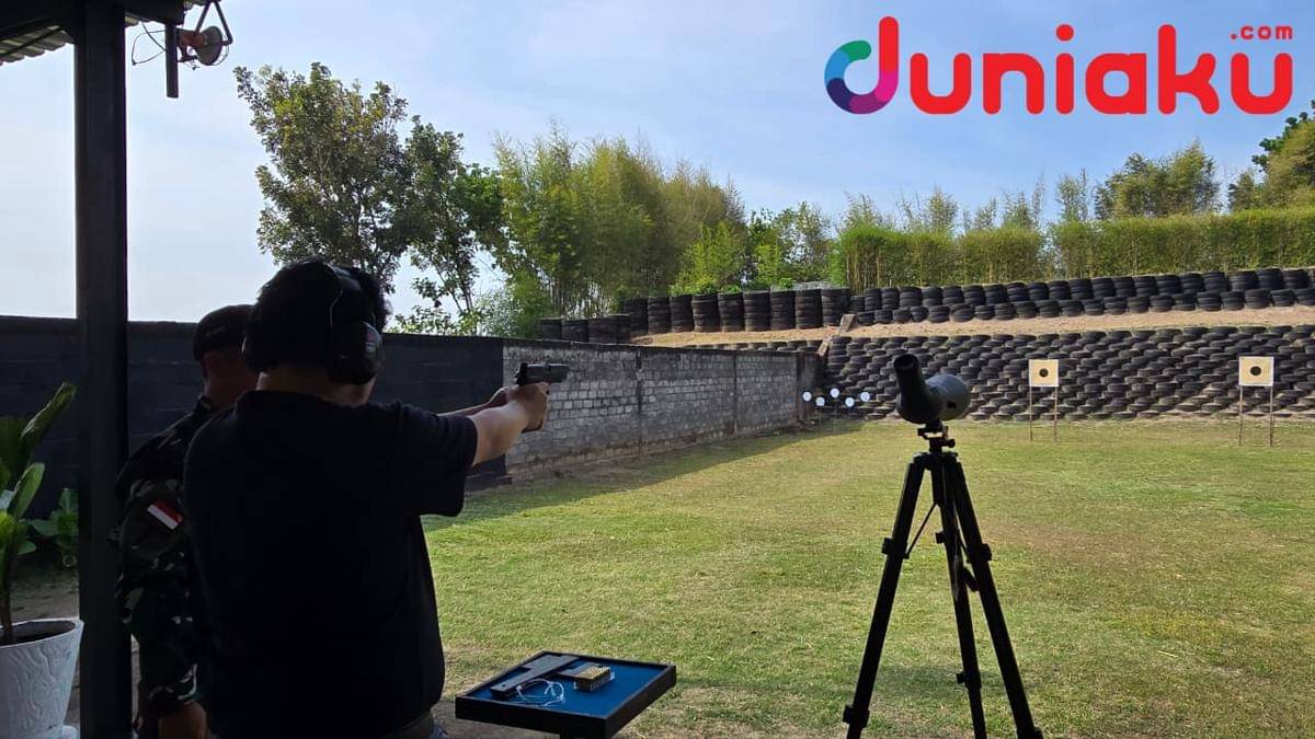 Mencoba SIG Sauer P226.jpg