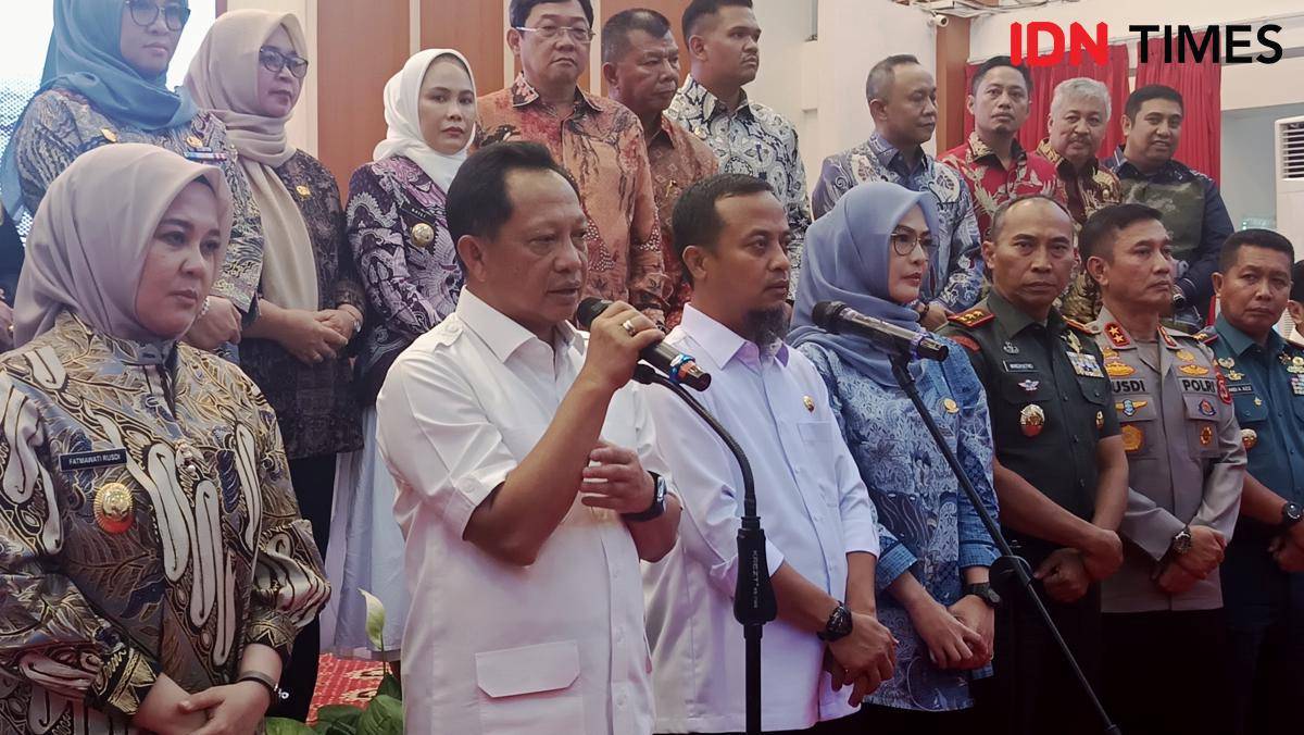 Menteri Dalam Negeri Tito Karnavian memberikan keterangan pers usai pengarahan kepada Forkopimda dan kepala daerah se-Sulsel di Baruga Asta Cita, Rumah Jabatan Gubernur Sulsel, Makassar, Kamis (11/9/2025). (IDN Times/Asrhawi Muin)