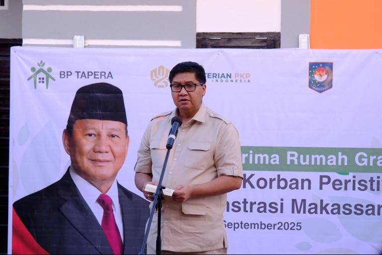 Menteri PKP Maruarar Sirait memberi sambutan di sela penyerahan rumah kepada keluarga korban demonstrasi Makassar di Perumahan Grand Sulawesi, Kecamatan Bontomarannu, Gowa, Kamis (11/9/2025). (Dok. Humas Pemkab Gowa)
