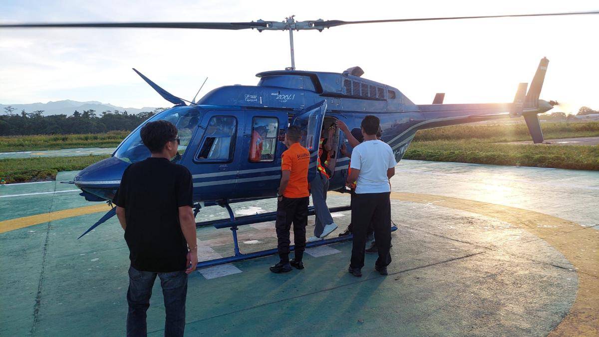 Kamis (11/9/2025) pagi, Tim SAR gabungan bersiap-siap mengevakuasi helikopter PK-IWS yang jatuh di dekat Distrik Jila, Kabupaten Mimika, Papua Tengah. (IDN Times/Istimewa)