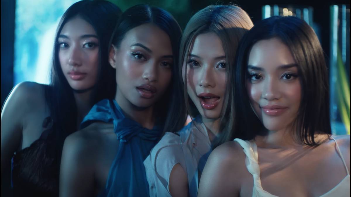Tangkapan Layar Musik Video sad face :( dari no na 