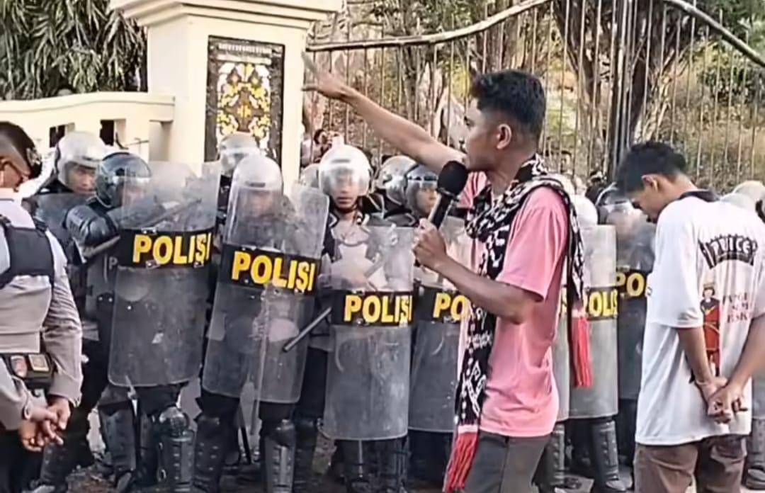 Massa berdemontrasi di depan Polres Rote Ndao menuntut kebebasan Erasmus Frans. (Dok Polres Rote Ndao)