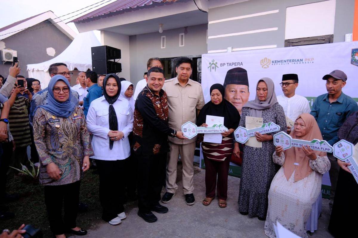 Wali Kota Makassar Munafri Arifuddin menyerahkan kunci rumah secara simbiolis kepada keluarga korban demonstrasi Makassar di Perumahan Grand Sulawesi, Kecamatan Bontomarannu, Gowa, Kamis (11/9/2025). (Dok. Humas Pemkab Gowa) 