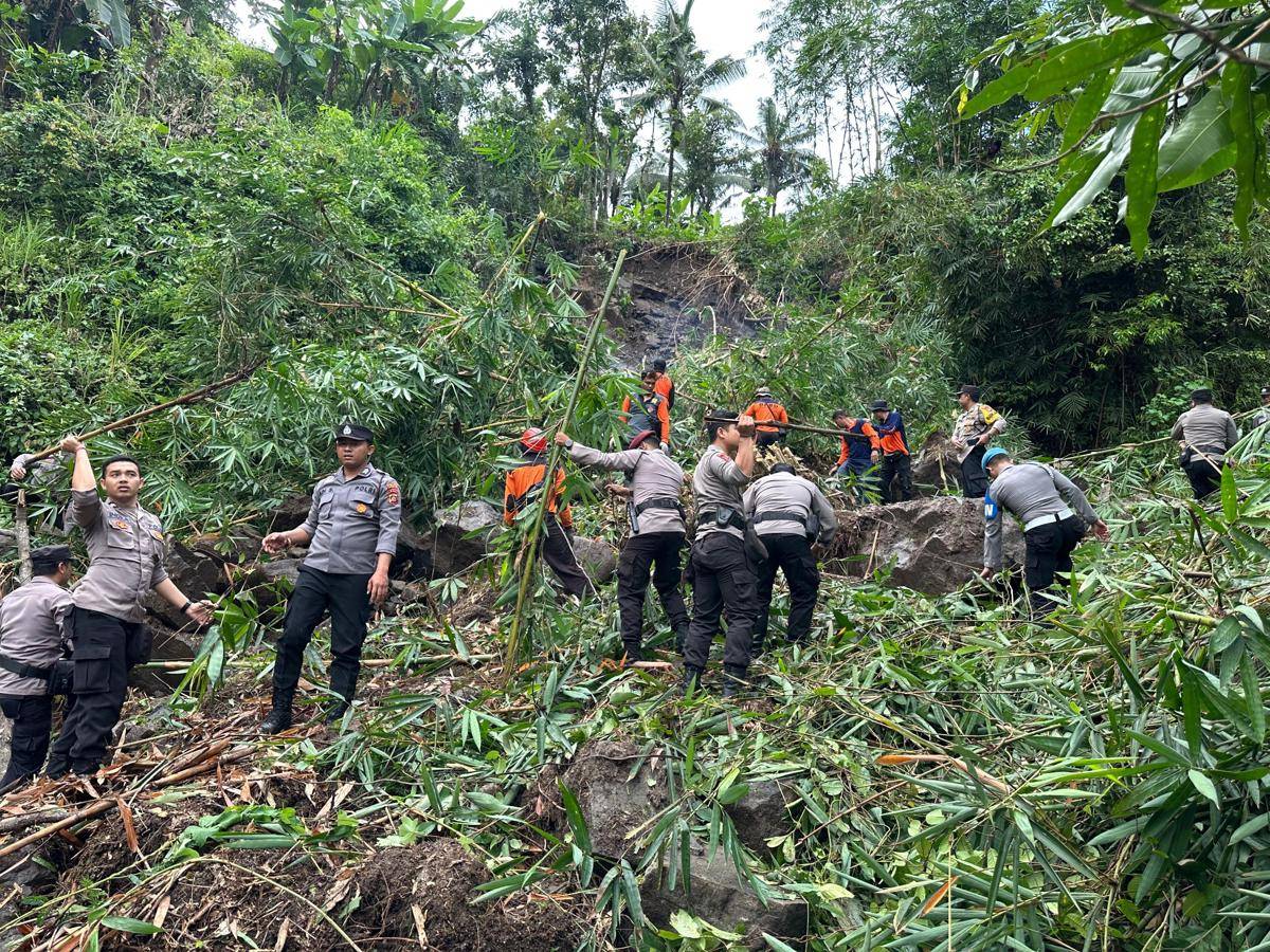 Penanganan longsor di Bukit Abah, Desa Besan