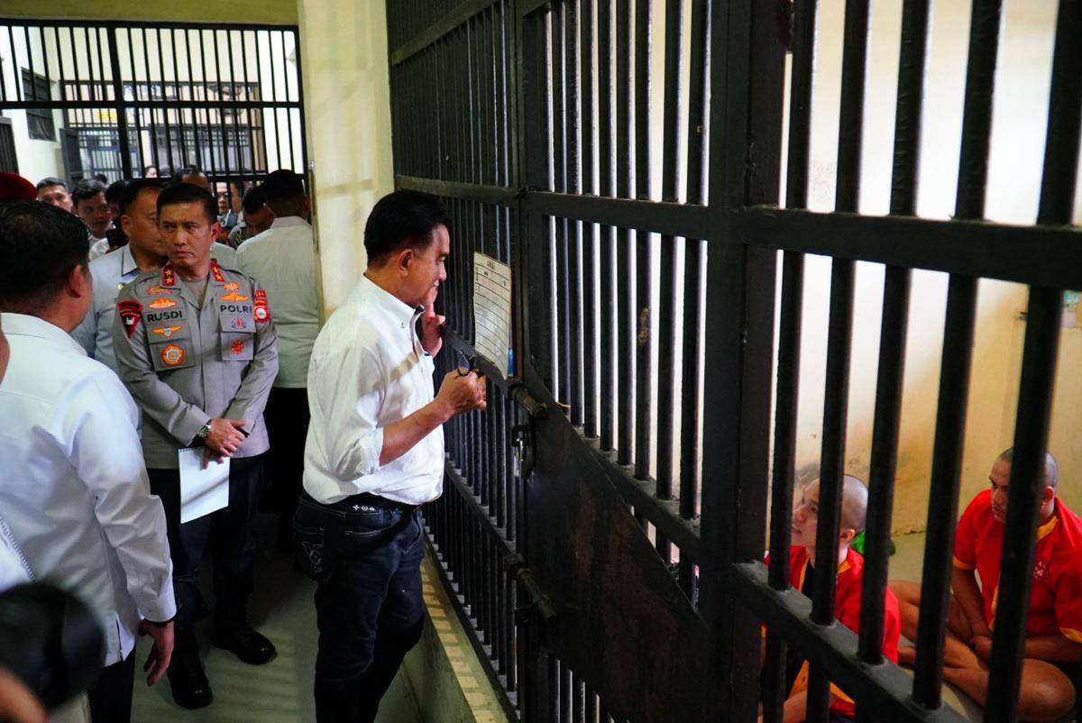 Menteri Koordinator Bidang Hukum, HAM, Imigrasi, dan Pemasyarakatan, Yusril Ihza Mahendra menemui 13 tersangka kericuhan di Makassar. (Dok. Kemenkumham)