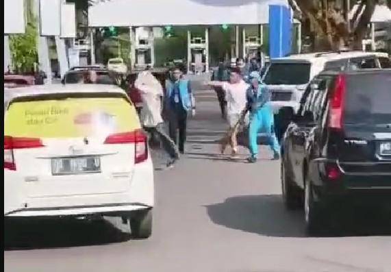 Tangkapan layar seorang pria di Makassar mengenakan kerudung saat membawa kabur mobil milik orang lain/Istimewa
