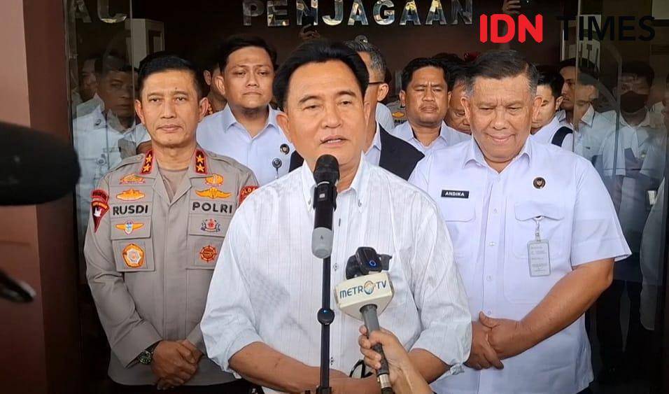 Menteri Koordinator Bidang Hukum, HAM, Imigrasi dan Pemasyarakatan, Yuzril Ihsa Mahendra saat konferensi pers di Makassar, Rabu (10/9/2025). IDN Times/Darsil Yahya
