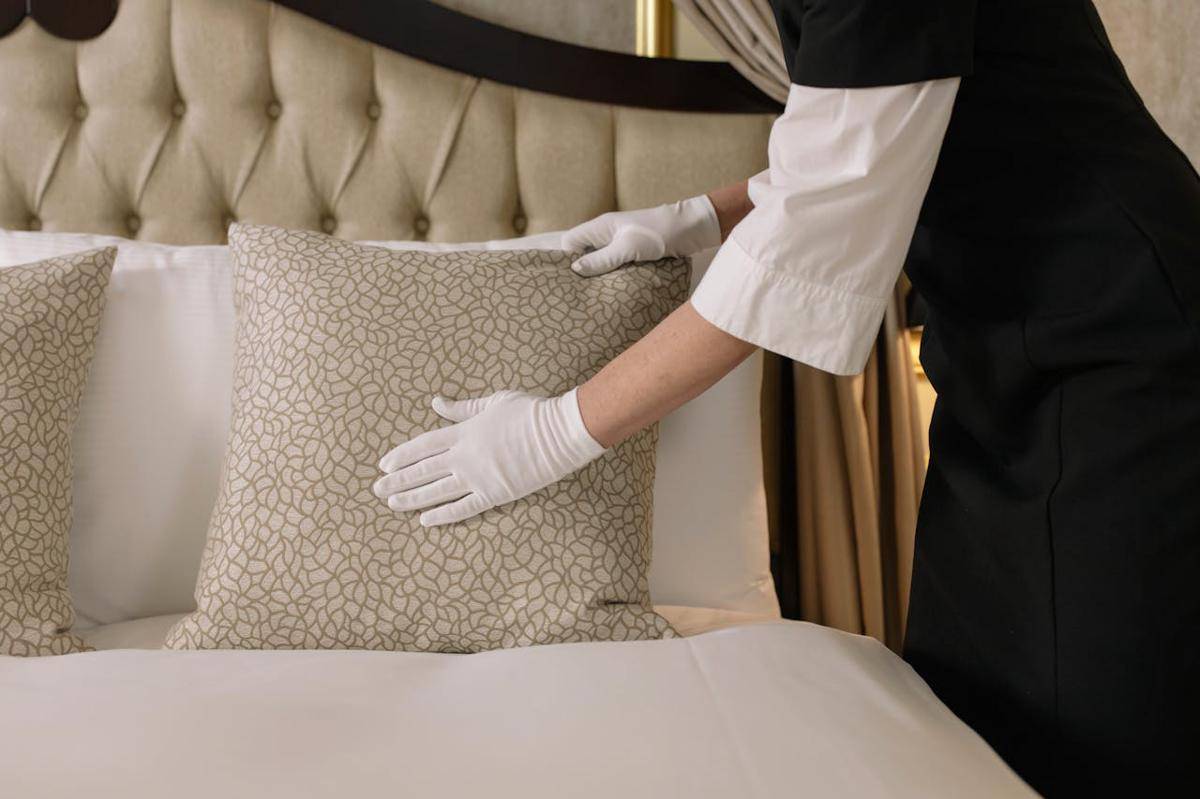 Potret bantal tambahan di hotel 