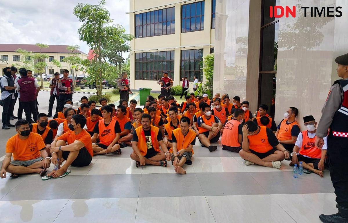 Sebagian tersangka dihadirkan dalam pemusnahan barbuk narkoba 101 Kg sabu dan belasan ribu butir ekstasi, di lobi Mapolda Kalsel, di Banjarbaru, Kamis (11/9/2025). (Hendra Lianor/IDN Times)