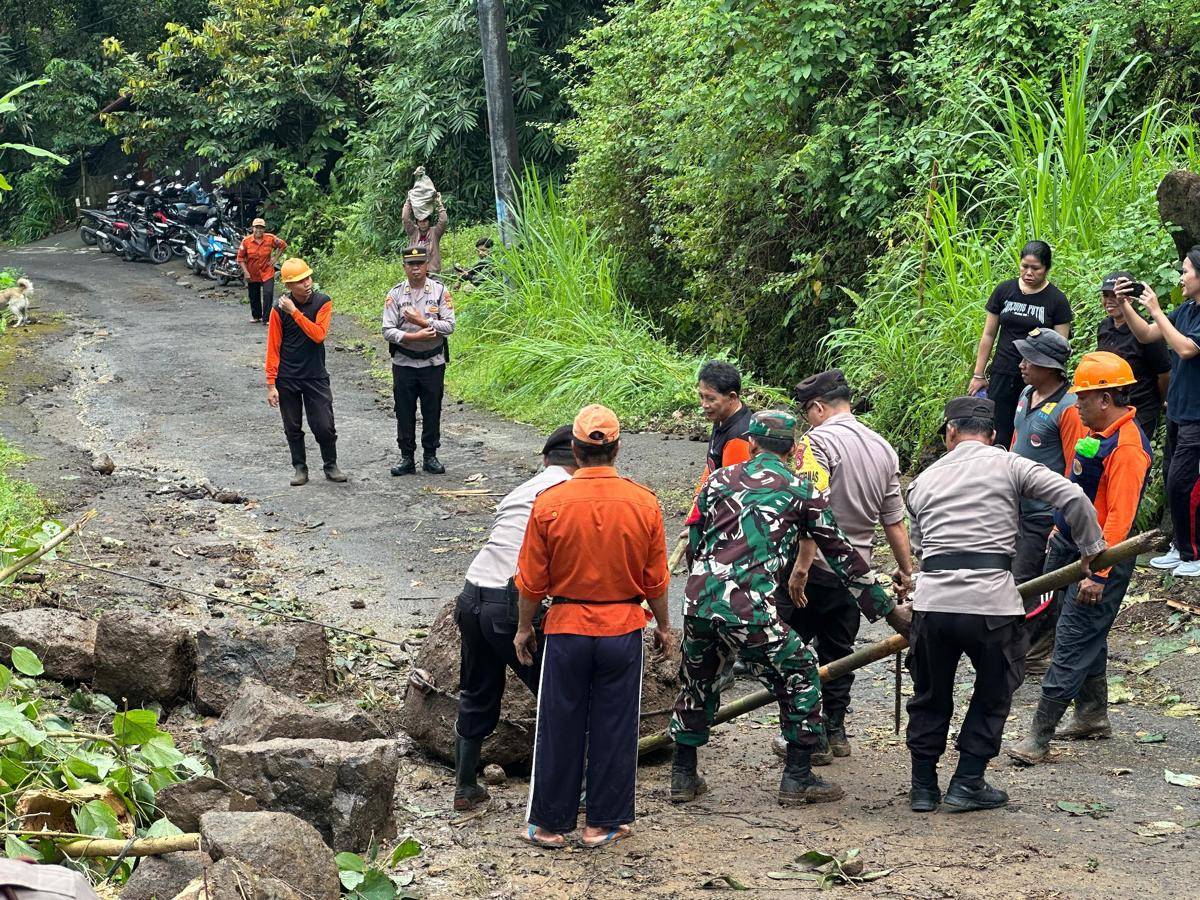 Penanganan longsor di Bukit Abah, Desa Besan