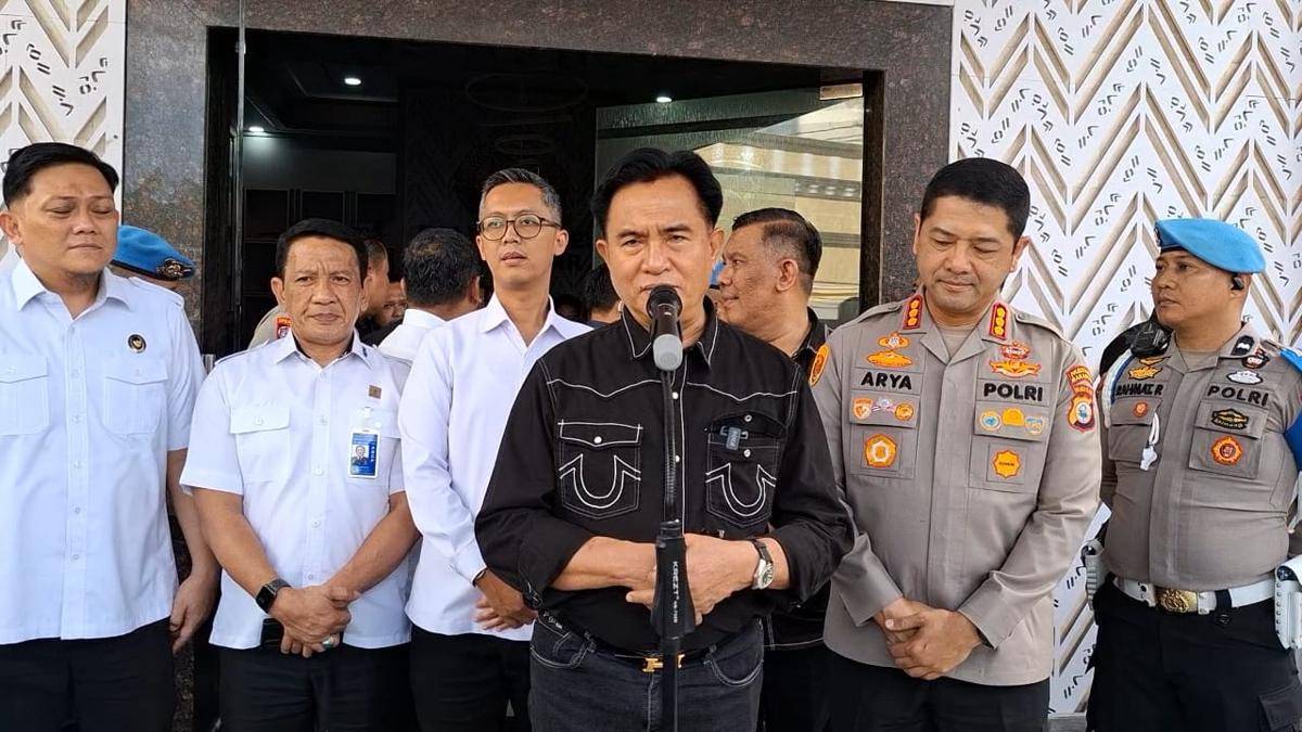 Menteri Koordinator Bidang Hukum, Hak Asasi Manusia, Imigrasi, dan Pemasyarakatan Yusril Ihza Mahendra di Kantor Polrestabes Makassar, Kamis (11/9/2025). (IDN Times/Darsil Yahya)