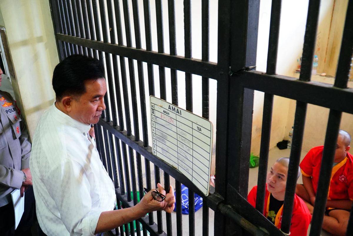 Menteri Koordinator Bidang Hukum, HAM, Imigrasi, dan Pemasyarakatan, Yusril Ihza Mahendra menemui 13 tersangka kericuhan di Makassar. (Dok. Kemenkumham)
