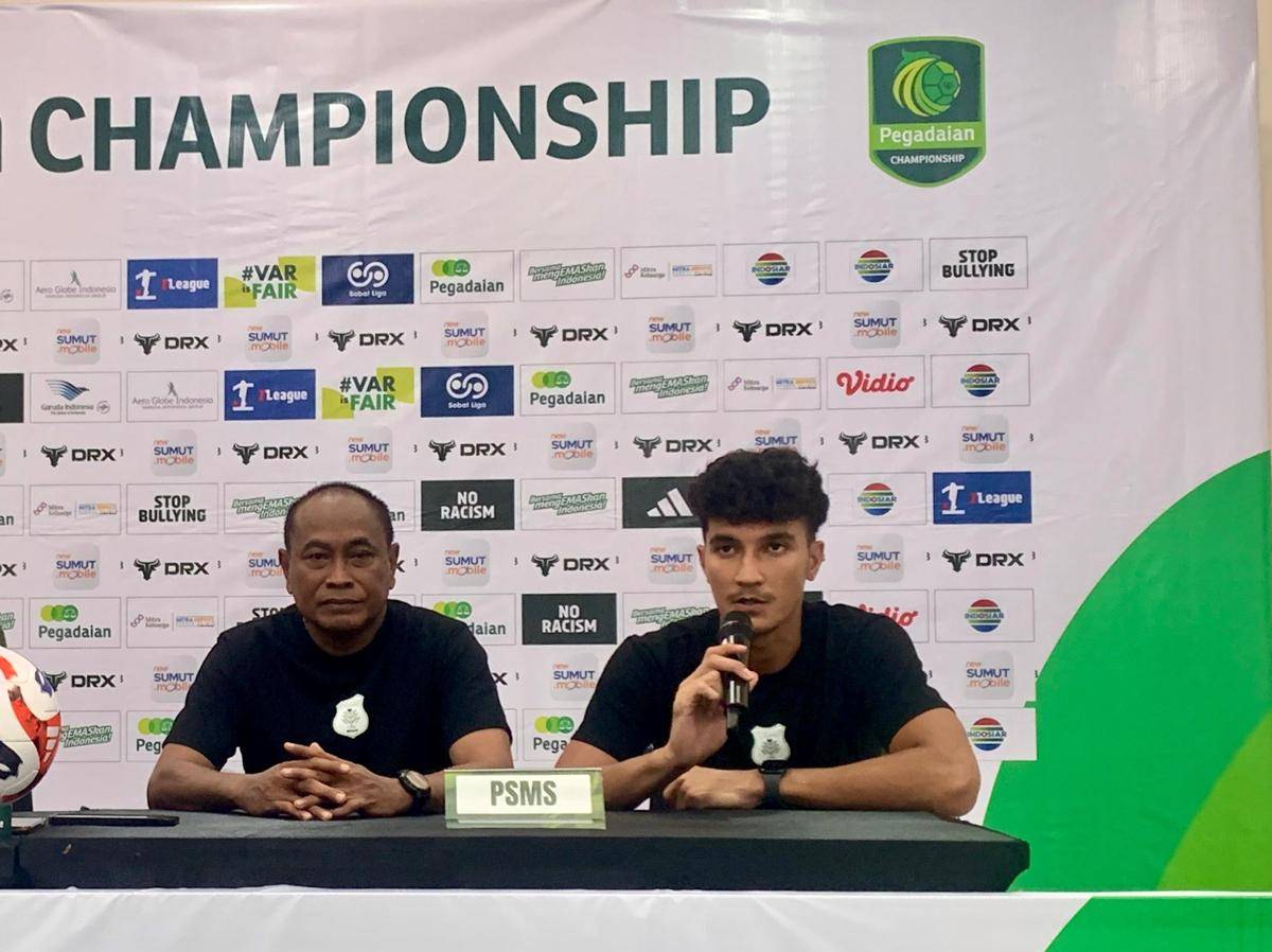 Pelatih PSMS Kas Hartadi dan kapten Zikri Ferdiansyah jelang laga kontra Persekat di Pegadaian Championship (IDN Times/Doni Hermawan)