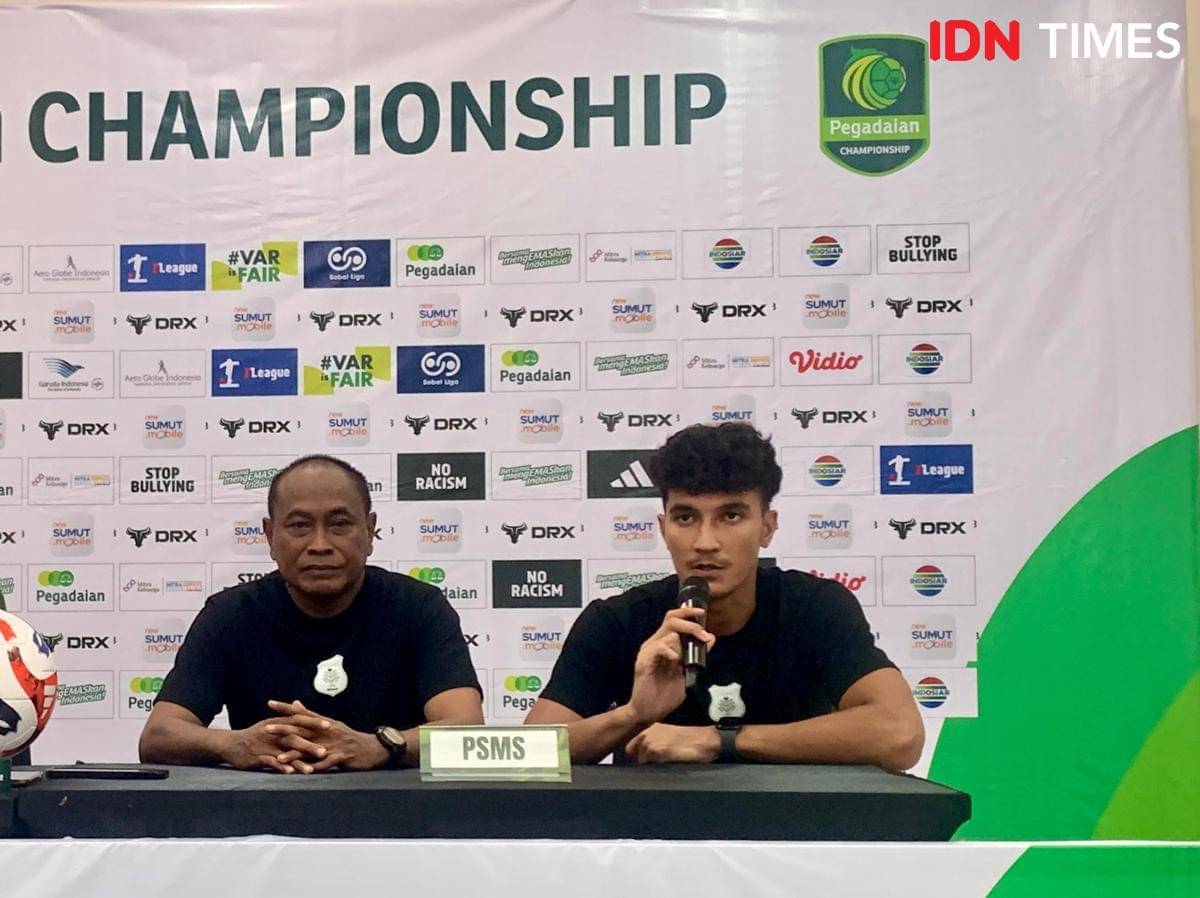 Pelatih PSMS Kas Hartadi dan kapten Zikri Ferdiansyah jelang laga kontra Persekat di Pegadaian Championship (IDN Times/Doni Hermawan)