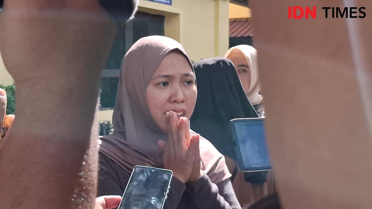 Keluarga almarhum Rusdamdiansyah atau Dandi (26), driver ojol yang tewas dikeroyok, saat bertemu Menteri Koordinator Bidang Hukum, HAM, migrasi, dan Pemasyarakatan, Yusril Ihza Mahendra di Makassar, Kamis (11/9/2025). IDN Times/Darsil Yahya