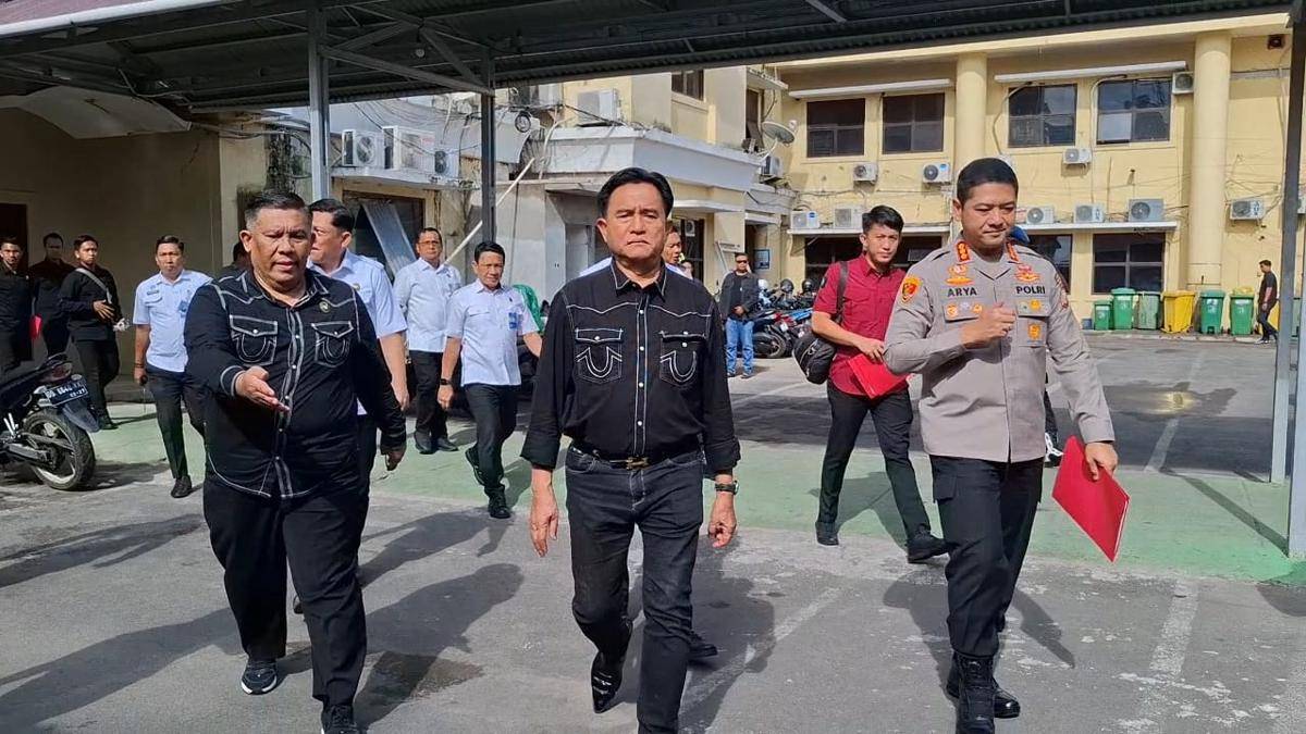 Menteri Koordinator Bidang Hukum, Hak Asasi Manusia, Imigrasi, dan Pemasyarakatan Yusril Ihza Mahendra di Kantor Polrestabes Makassar, Kamis (11/9/2025). (IDN Times/Darsil Yahya)