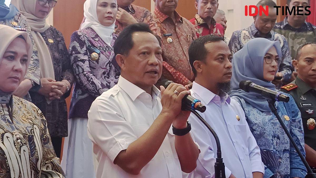 Menteri Dalam Negeri Tito Karnavian memberikan keterangan pers usai pengarahan kepada Forkopimda dan kepala daerah se-Sulsel di Baruga Asta Cita, Rumah Jabatan Gubernur Sulsel, Makassar, Kamis (11/9/2025). (IDN Times/Asrhawi Muin)