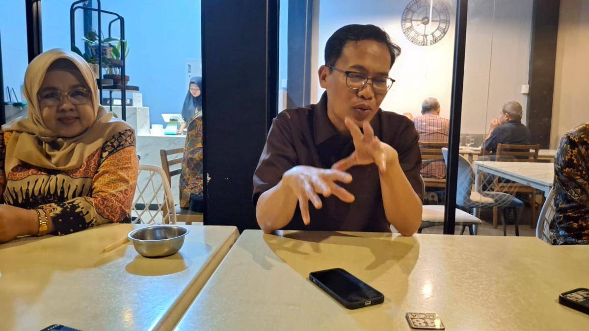 Sekretaris Kemendukbangga, Budi Setyono saat diwawancarai di Padang (Foto: IDN Times/Halbert Caniago)