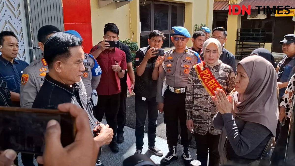 Keluarga almarhum Rusdamdiansyah atau Dandi (26), driver ojol yang tewas dikeroyok, saat bertemu Menteri Koordinator Bidang Hukum, HAM, migrasi, dan Pemasyarakatan, Yusril Ihza Mahendra di Makassar, Kamis (11/9/2025). IDN Times/Darsil Yahya