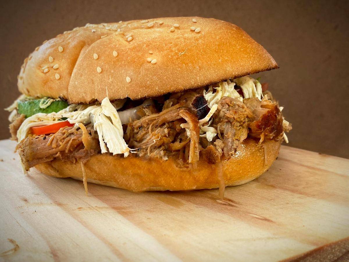ilustrasi BBQ pulled chicken sandwich
