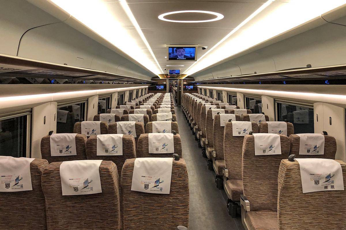 ilustrasi tempat duduk di dalam kereta cepat 