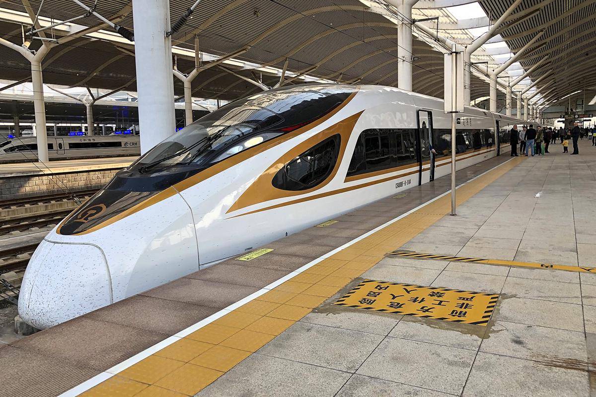 ilustrasi kereta cepat dari Shanghai Hongqiao Station ke Beijing South Station 