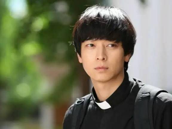 Kang Dong Won di film The Priests