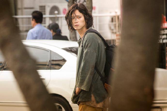 Kang Dong Won di film Vanishing Time: A Boy Who Returned