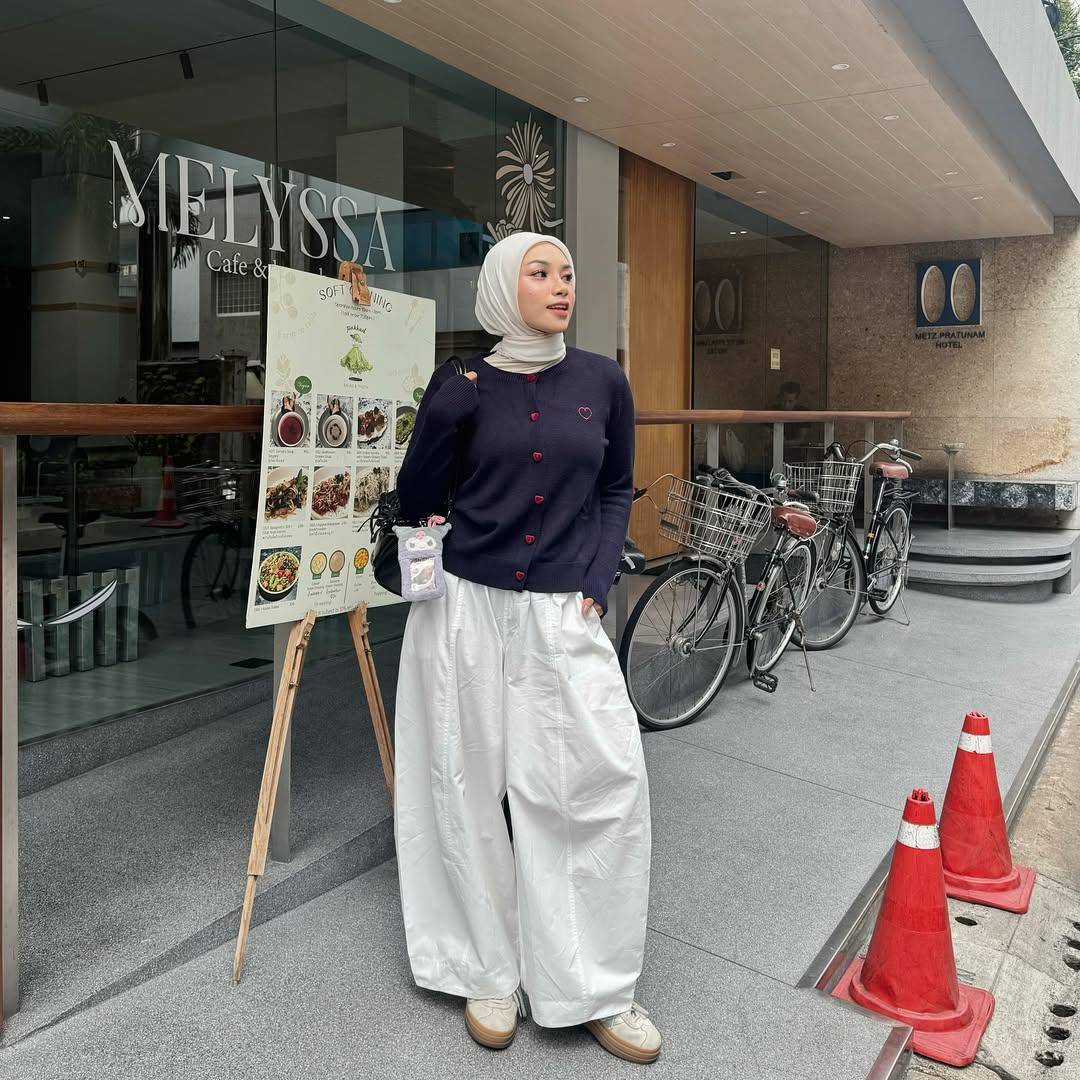 potret padu padan cardigan ala Adya Asyra