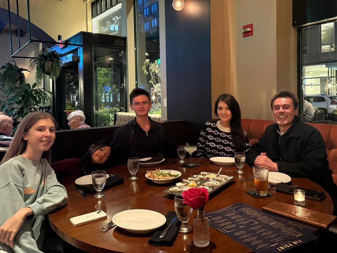 Farah Quinn antar anak kuliah di Boston University