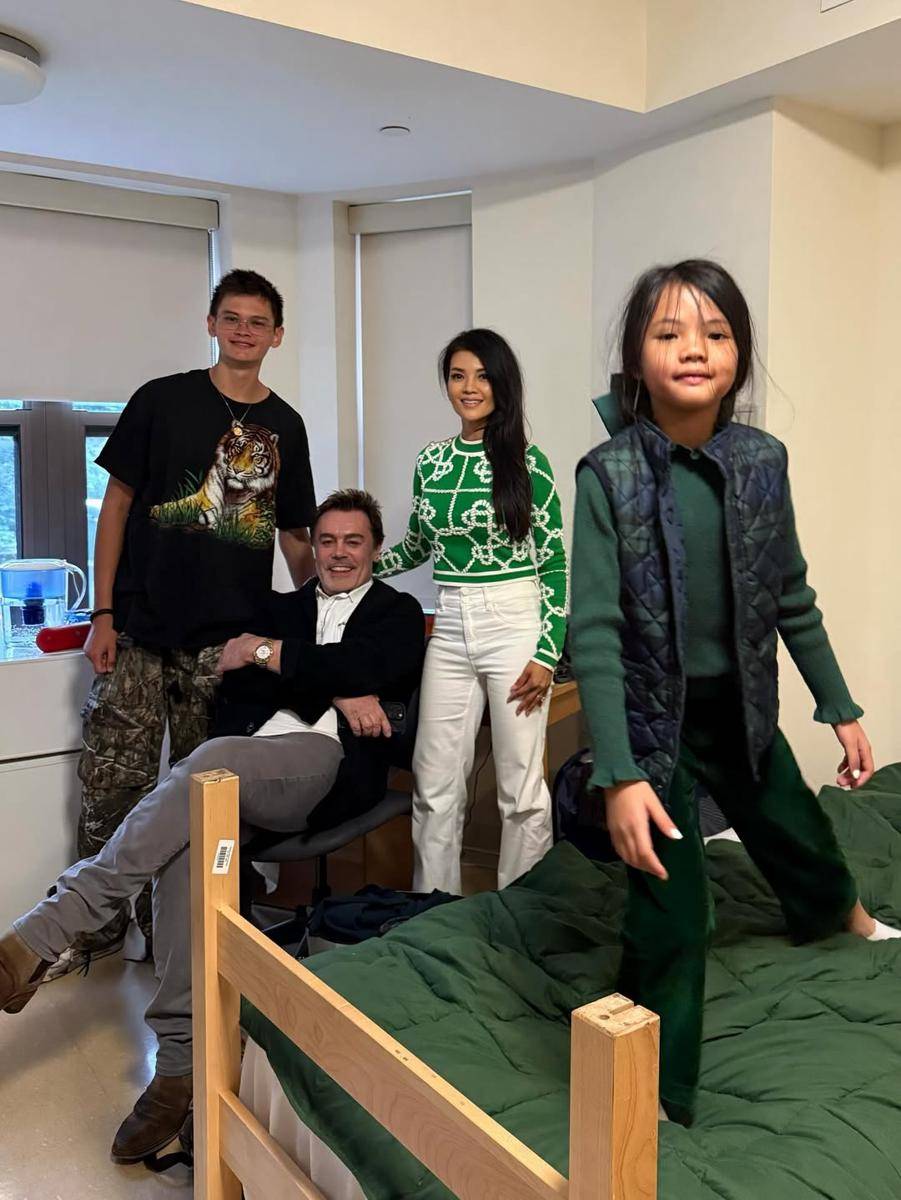 Farah Quinn antar anak kuliah di Boston University