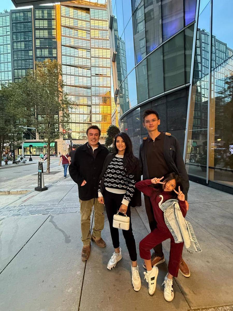 Farah Quinn antar anak kuliah di Boston University