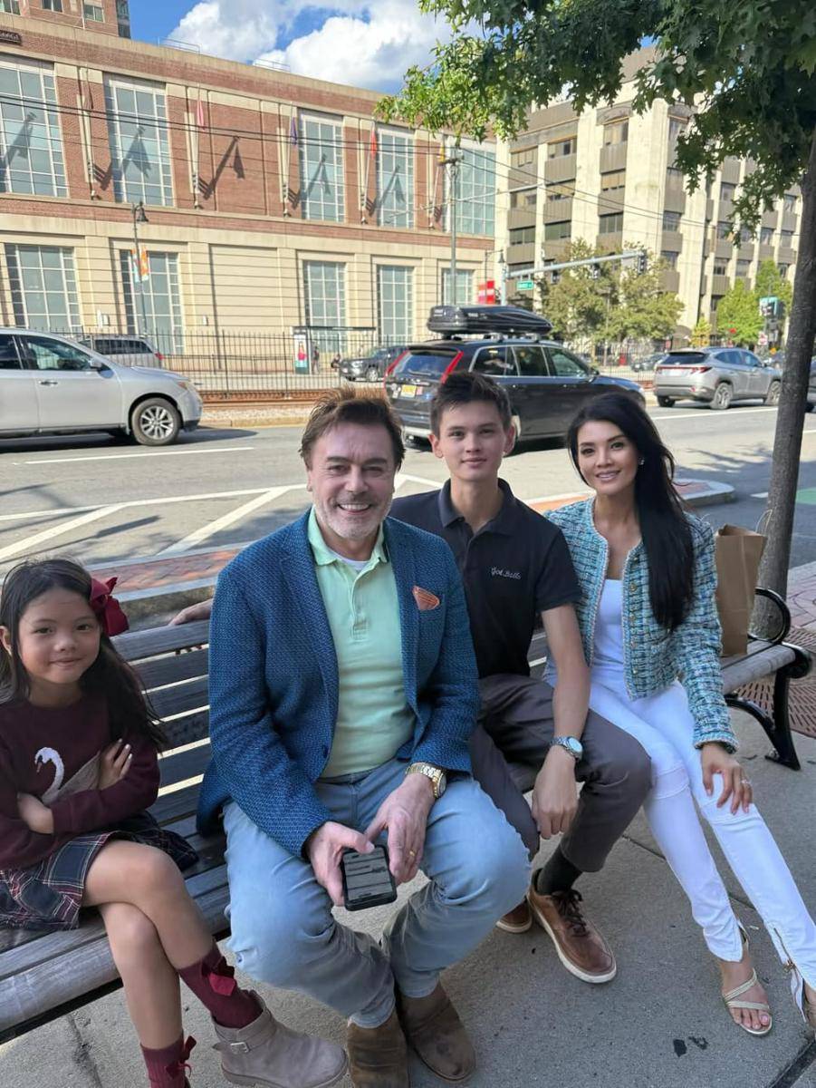 Farah Quinn antar anak kuliah di Boston University