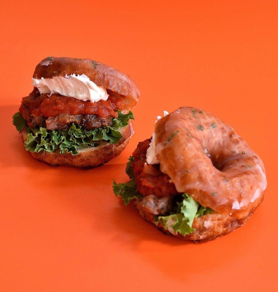 donat savory burger style ala i’m donut (instagram.com/i.m.donut)