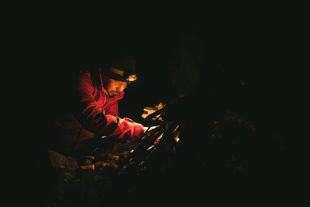 Seseorang sedang memakai headlamp untuk penerangan (pexels.com/Alejandro Jiménez Vivanco)