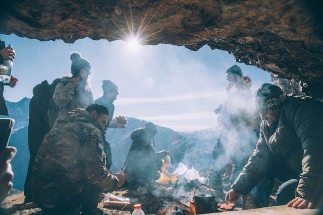 Memasak di gunung (pexels.com/Иван Кузнецов)