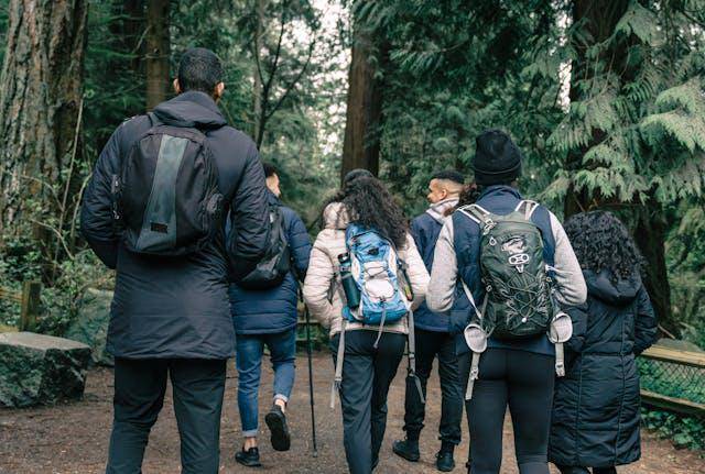 Hiking bersama rombongan (pexels.com/PNW Production)
