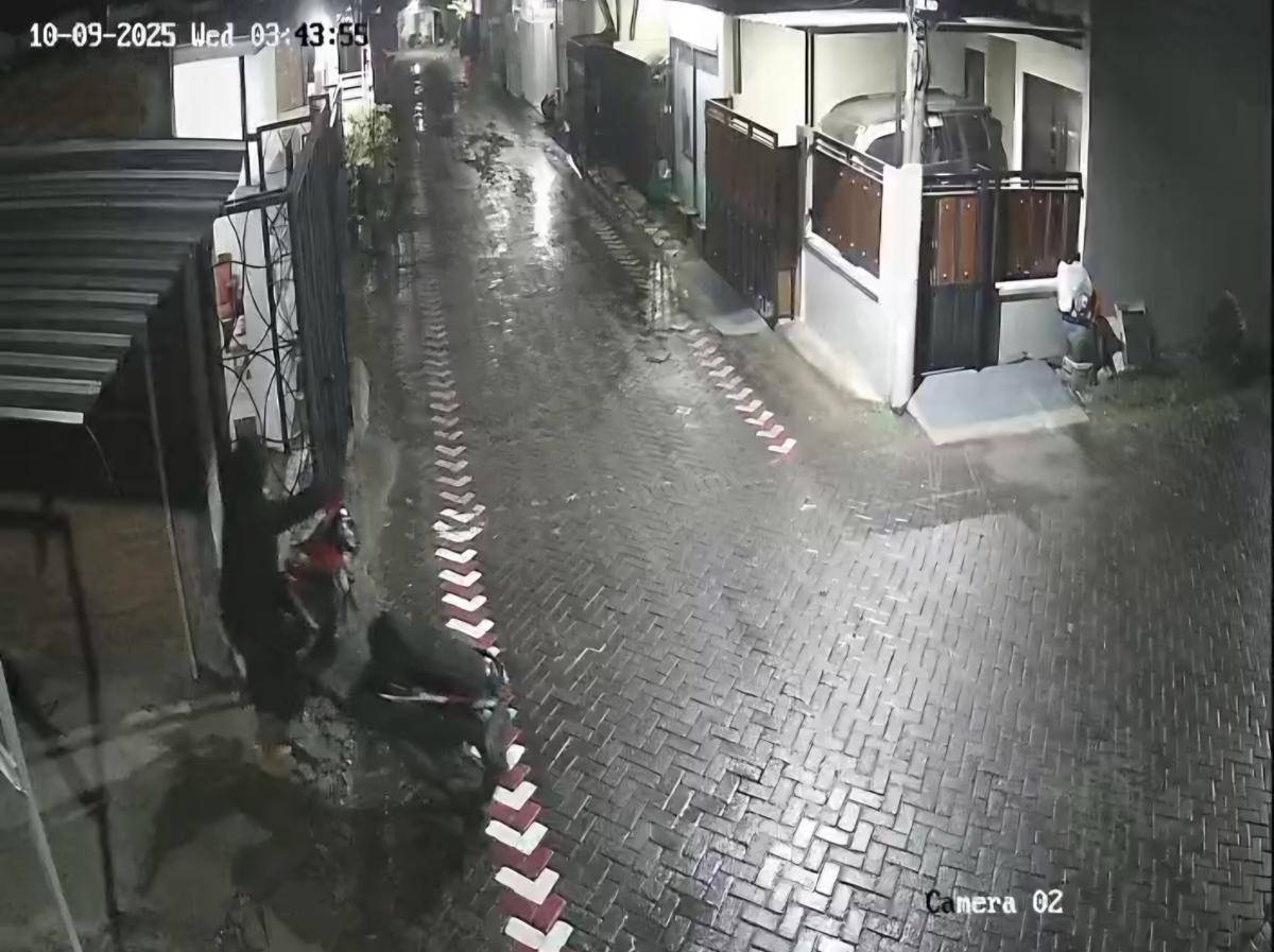 CCTV pencurian motor di Kota Malang dengan cara dipotong. (IDN Times/Istimewa)