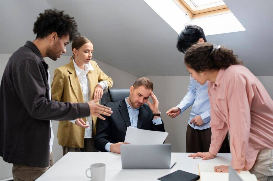 Berbicara Dengan Atasan Di Kantor (freepik.com/freepik) 
